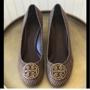 TORY BURCH AMY PUMP-BROWN SNAKESKIN EMBOSSED. 8.5